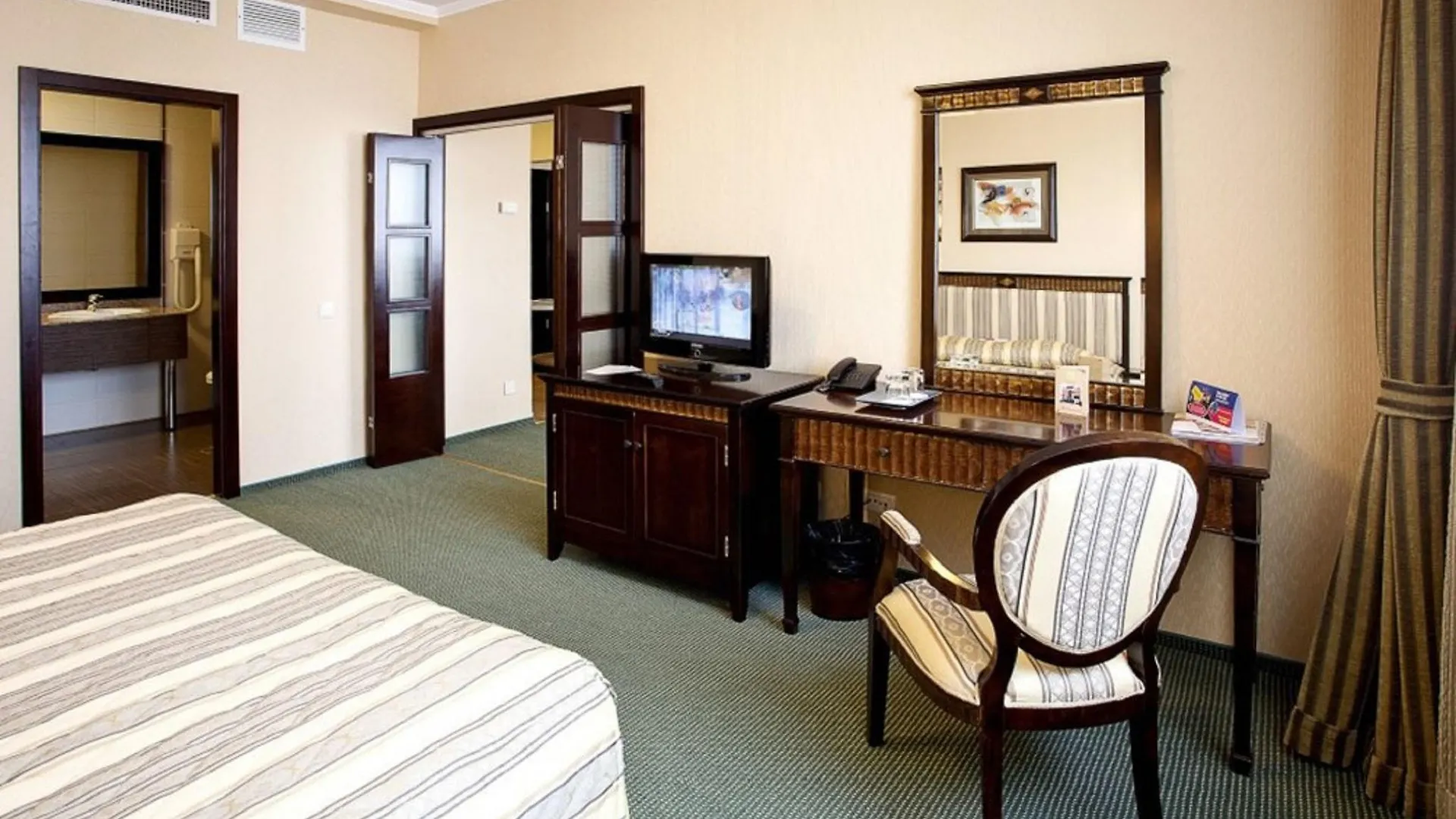 Hotel Tecadra Bucharest 4*,
